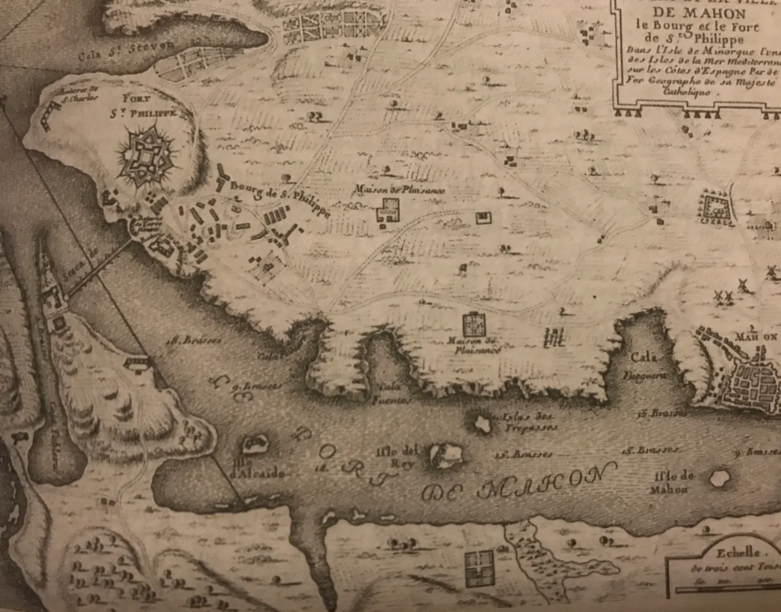 Grabado antiguo del puerto de Maó, con el fuerte de Sant Felip a la entrada y la ciudad al fondo de la rada
