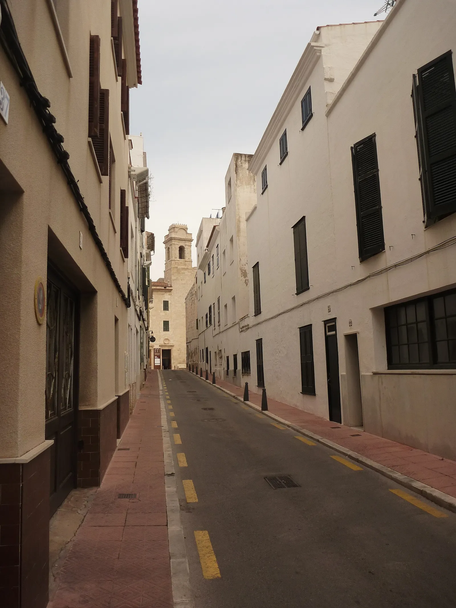 Una calle tranquila de Maó que sube hasta la torre del Museu de Menorca.