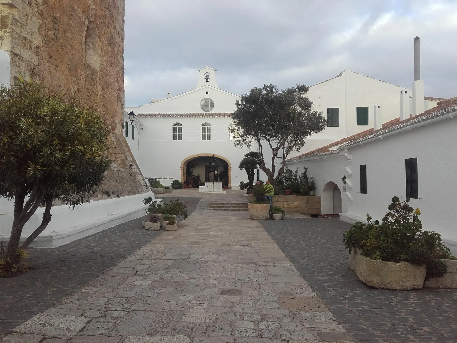 La fachada del santuario de Monte Toro, con su espadaña y el patio de acceso.