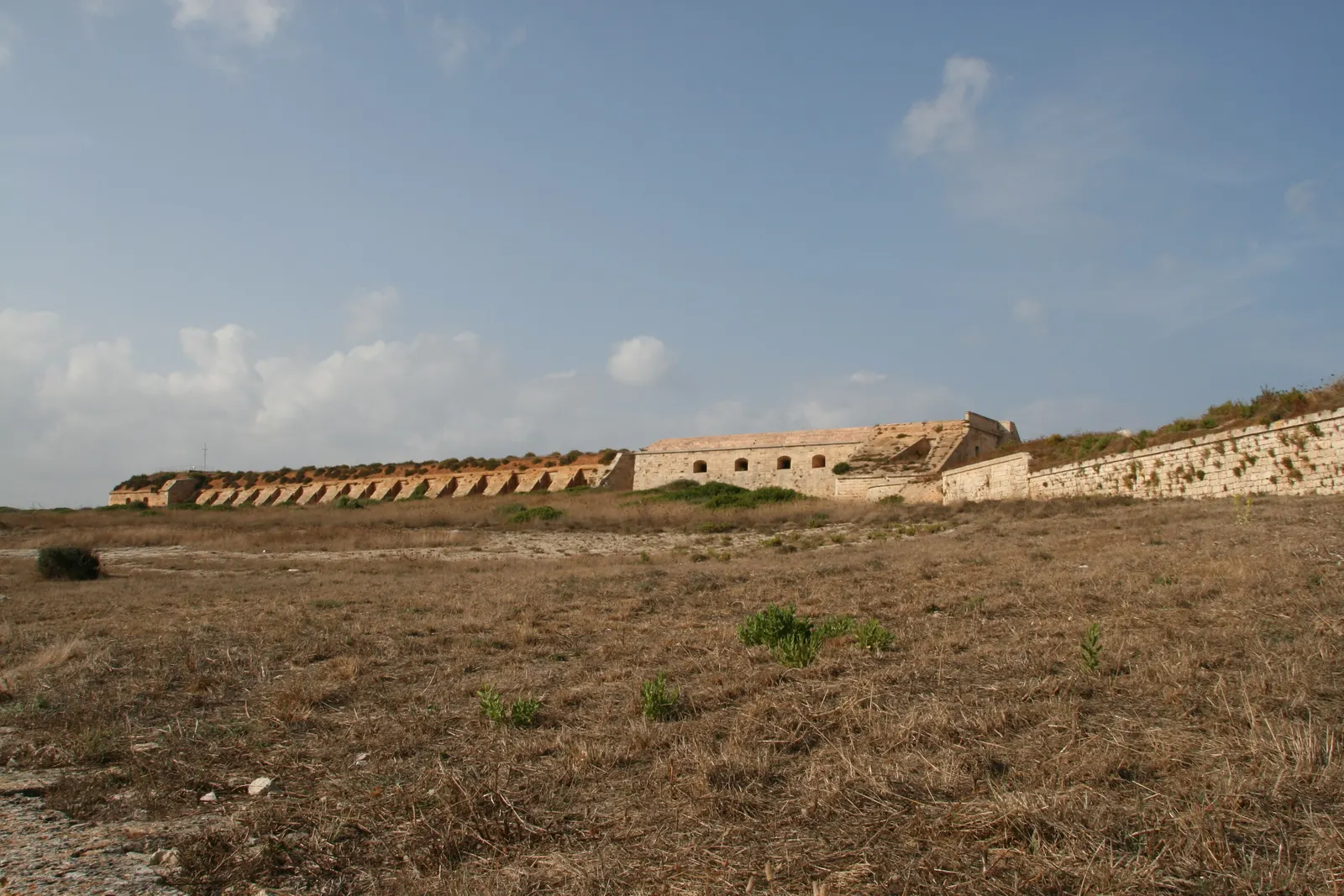 Las murallas de la Fortalesa de La Mola, frente a la bocana del puerto de Maó.