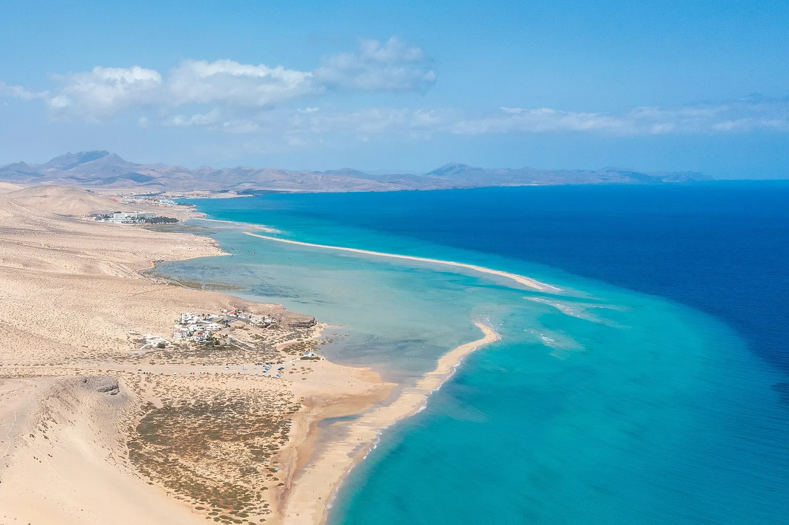 Vista aérea de la laguna de Sotavento: una lengua de arena encierra aguas turquesas poco profundas junto al Atlántico azul.