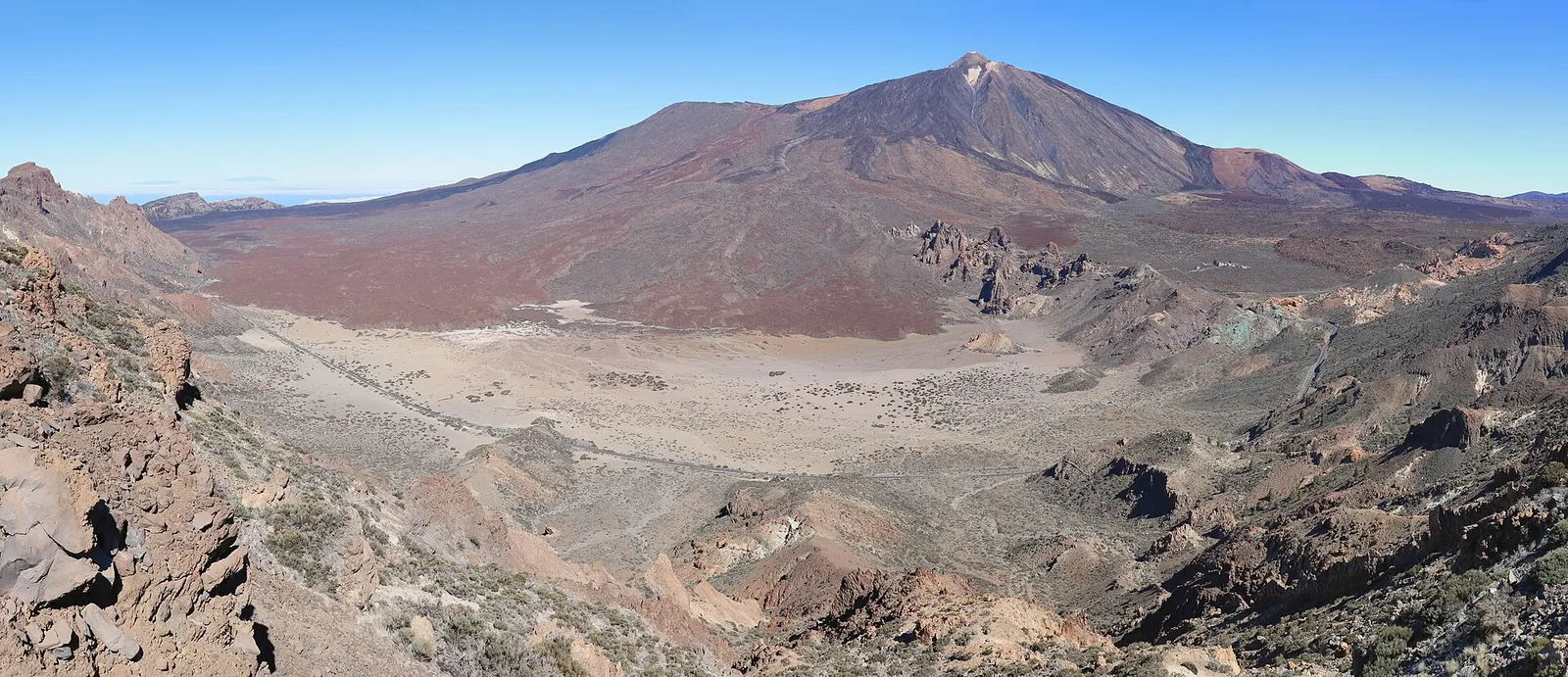 Il Teide e la piana di Las Cañadas visti dal bordo della caldera in una giornata limpida.