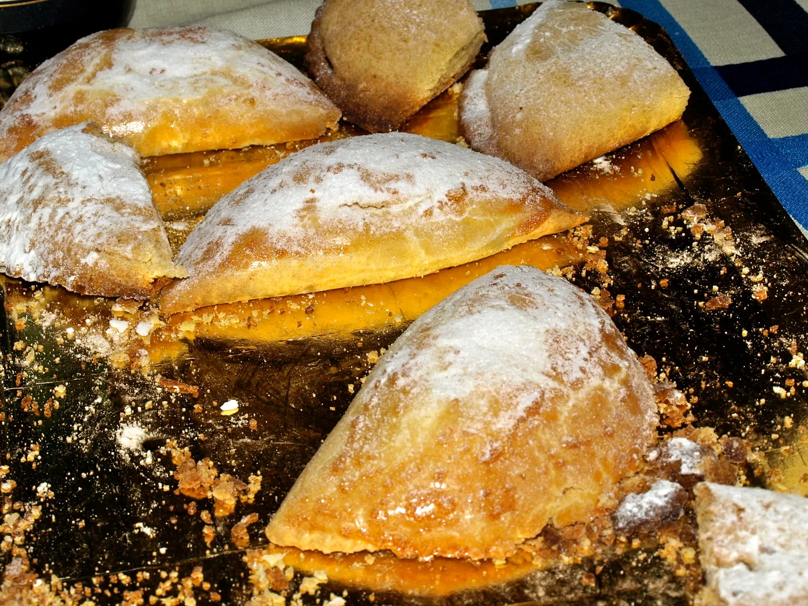 Rubiols recién horneados y espolvoreados con azúcar, el dulce típico de Semana Santa.