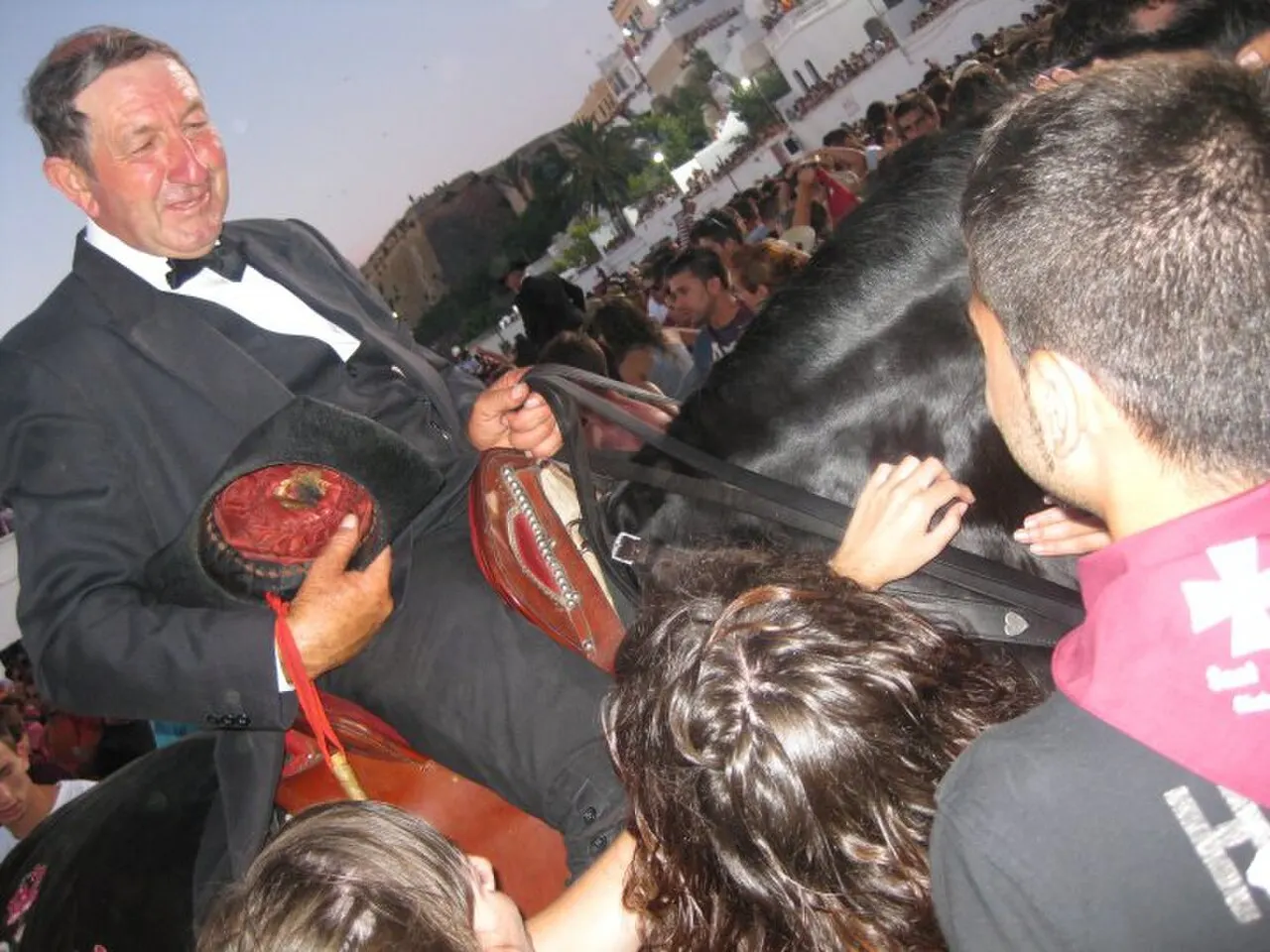 Un caixer vestido con casaca a lomos de su caballo menorquín negro durante las fiestas de la isla.
