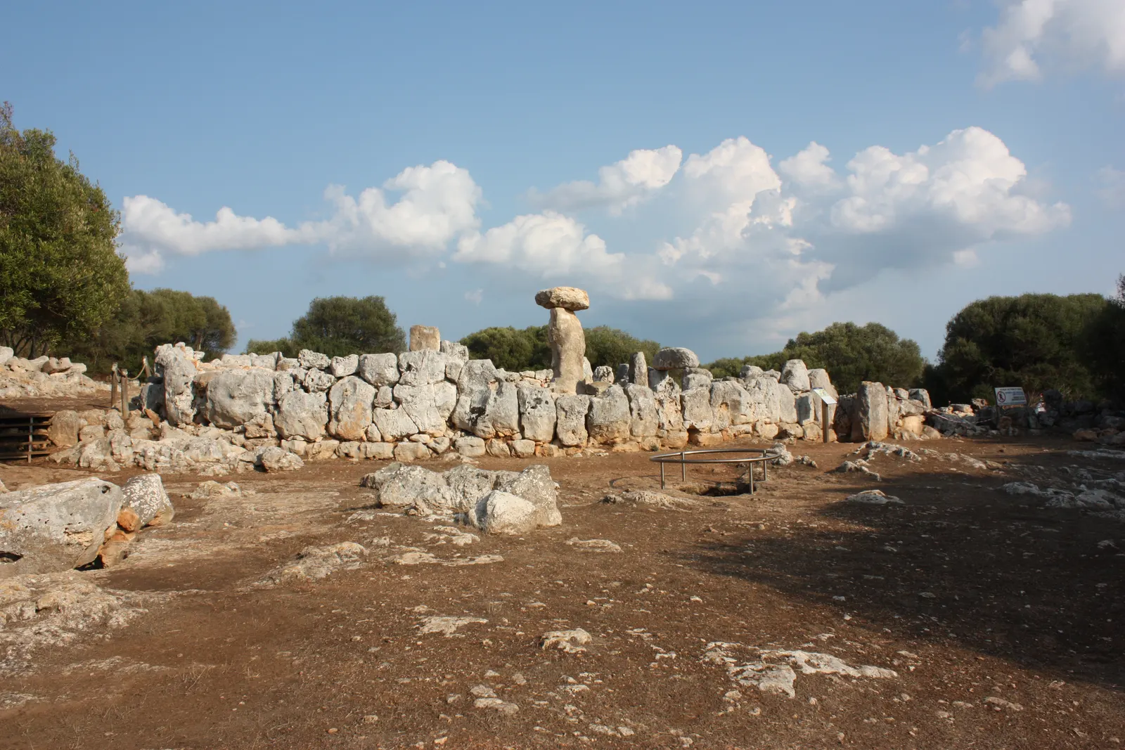 Recinto de taula del poblado talayótico de Torre d'en Galmés, el mayor de Baleares, en Alaior (Menorca).