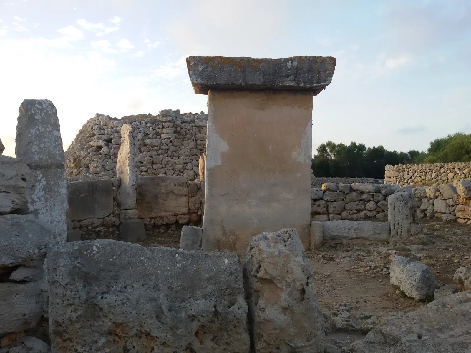 La gran taula del poblado talayótico de Trepucó a última hora del día, cerca de Maó (Menorca).